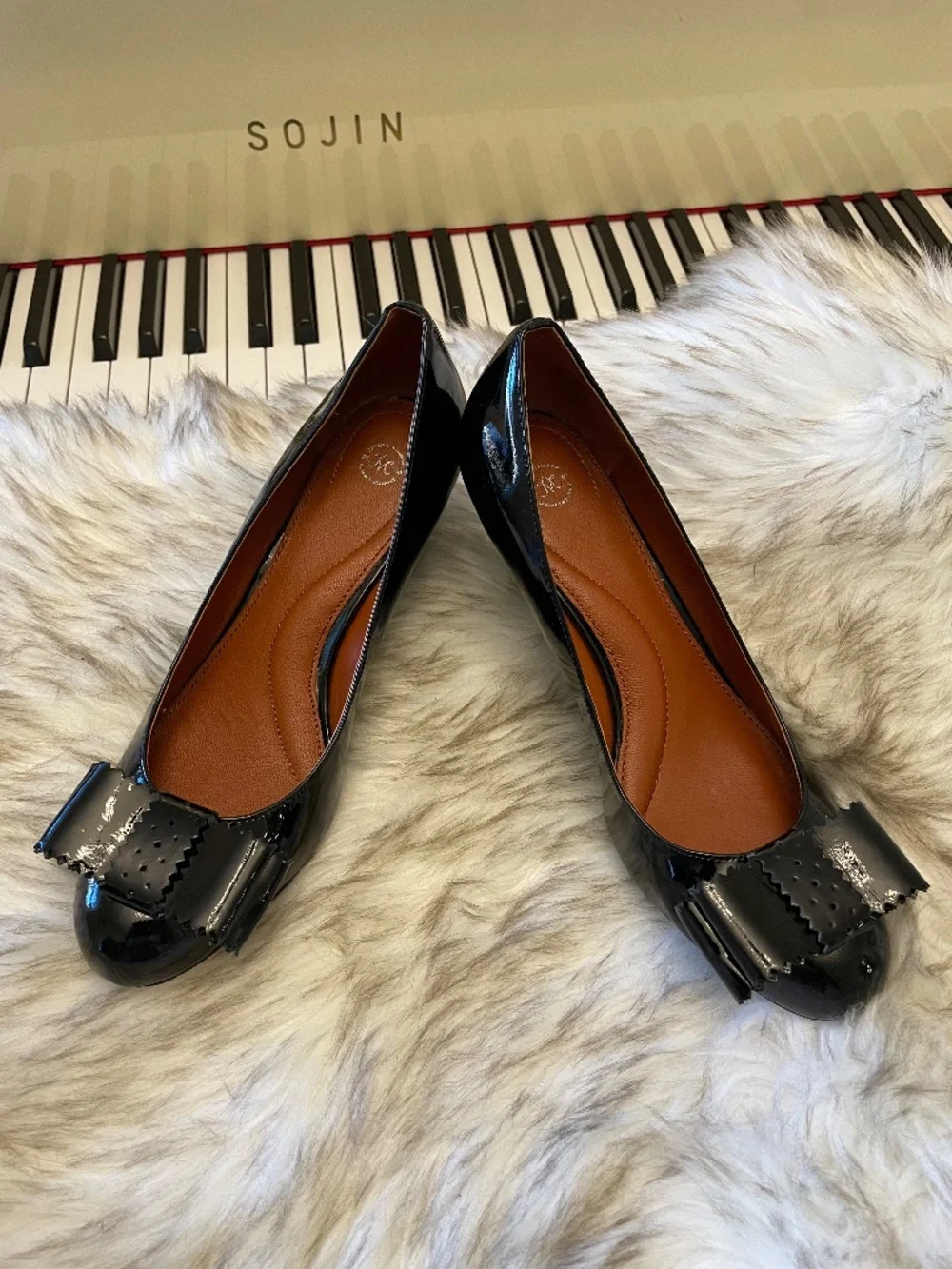 Johnston & Murphy Black Patent Leather Bow Pumps – Size 6M